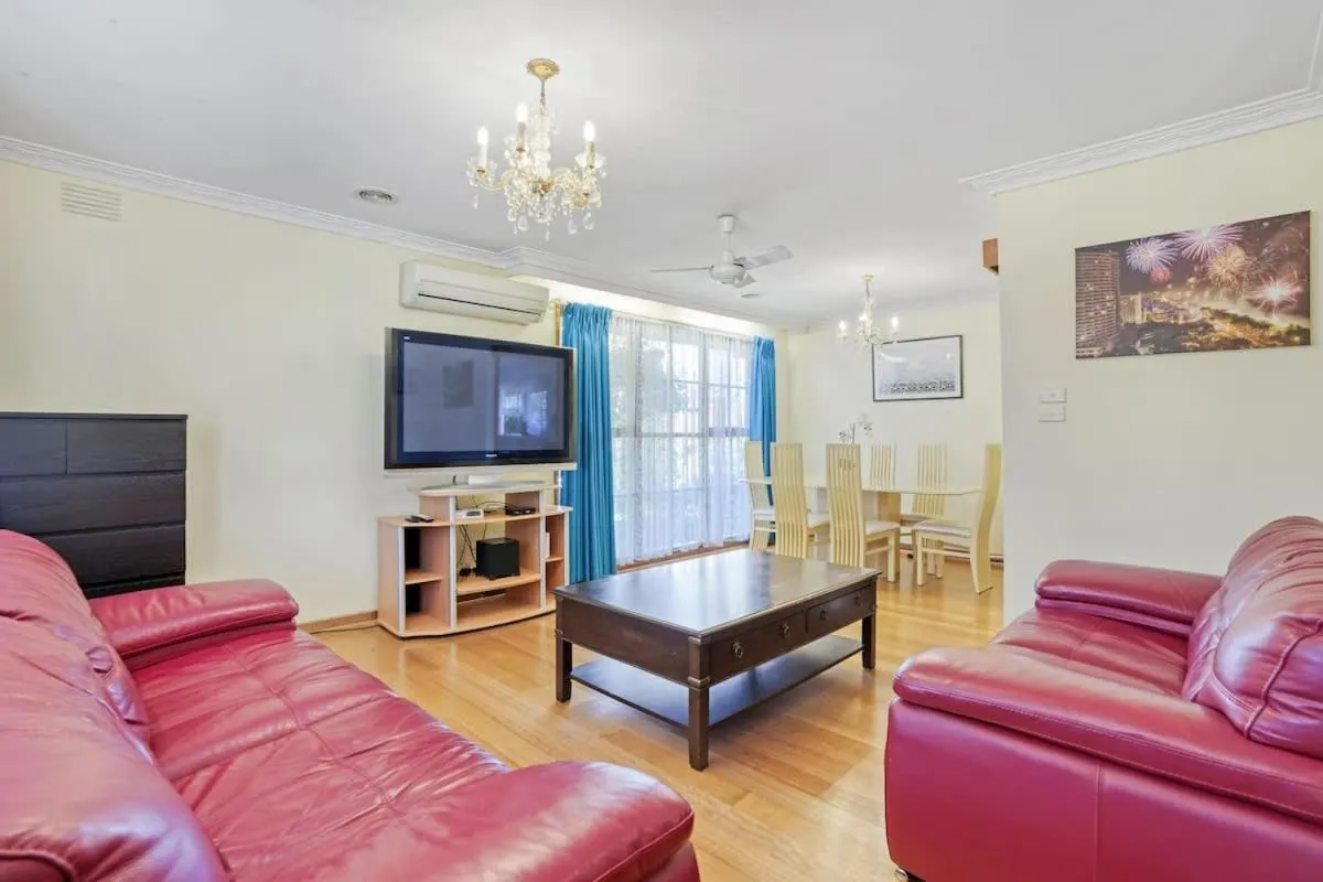Cozy Oakleigh South Family Home Next to Playground — 5