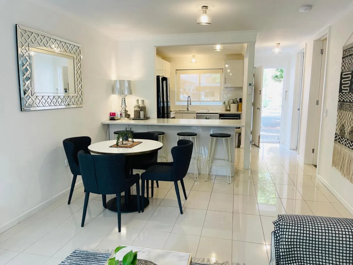 D101 Charming Apartment- Free Parking — 4