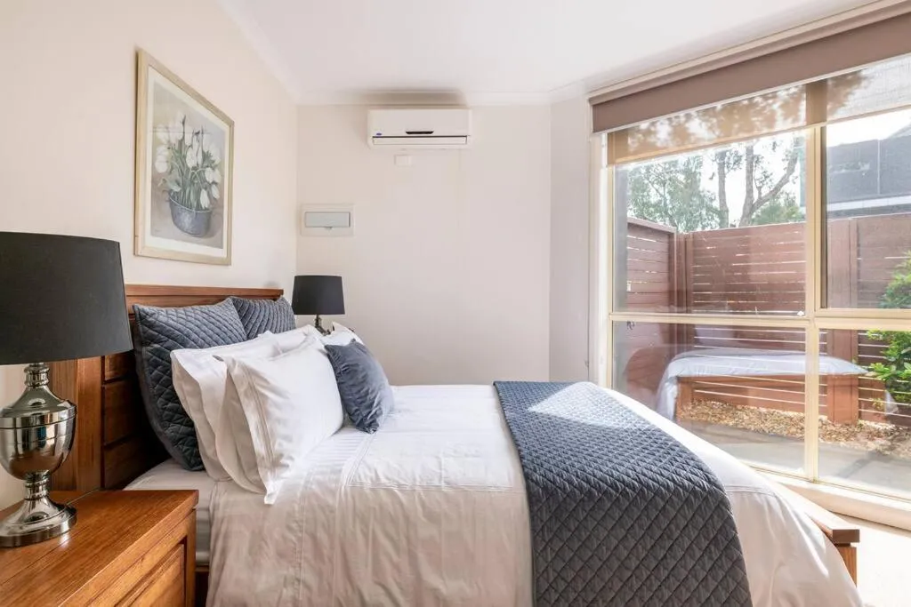 Design/bright/cosy townhouse between airport &city — 2