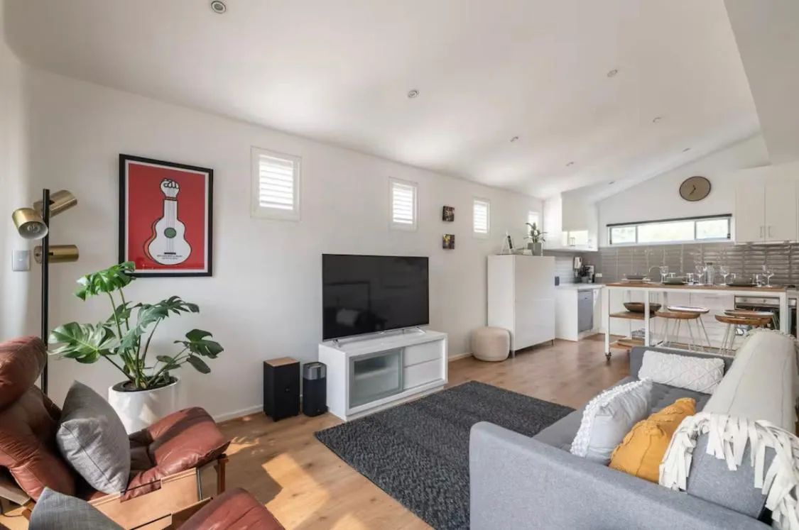 Designer townhome adjacent to East Brunswick Village 2min to tram plus private parking — 4