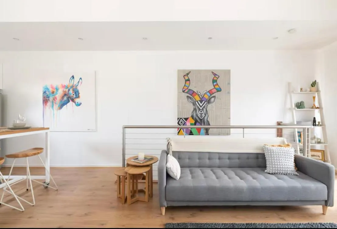 Designer townhome adjacent to East Brunswick Village 2min to tram plus private parking — 2
