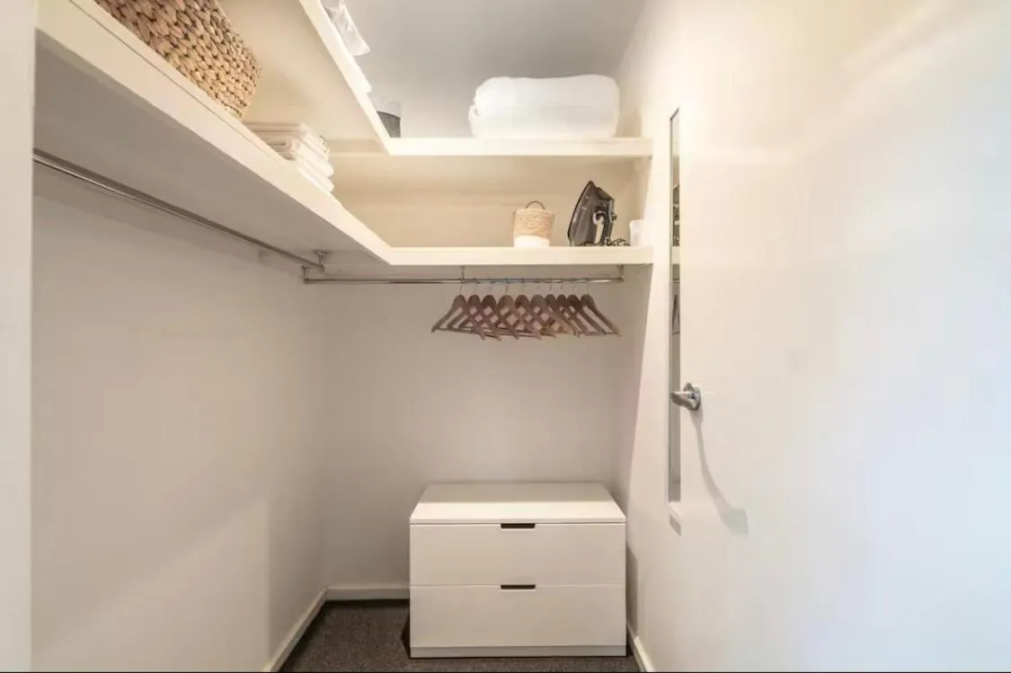 Designer townhome adjacent to East Brunswick Village 2min to tram plus private parking — 3