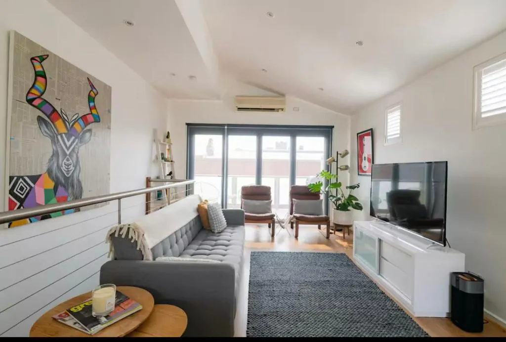 Designer townhome adjacent to East Brunswick Village 2min to tram plus private parking