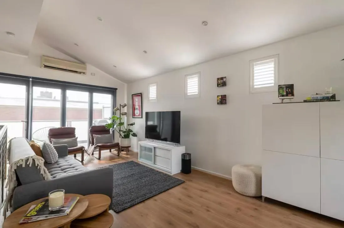 Designer townhome adjacent to East Brunswick Village 2min to tram plus private parking — 5