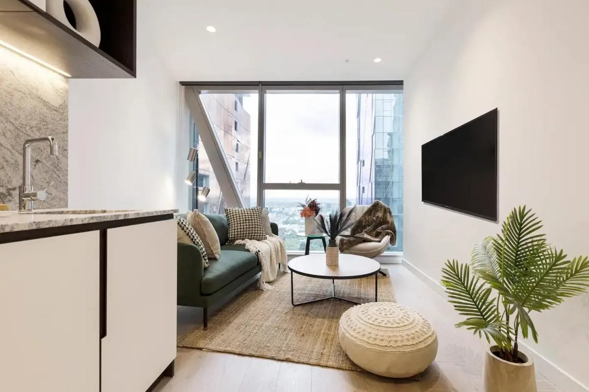 Earthy Retreat in Melb’s Shopping Hub with Views — 5