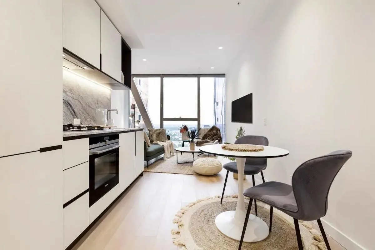 Earthy Retreat in Melb’s Shopping Hub with Views — 4
