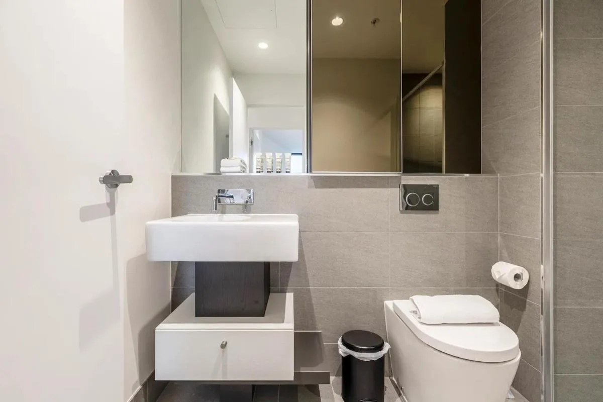 Earthy Retreat in Melb’s Shopping Hub with Views — 3