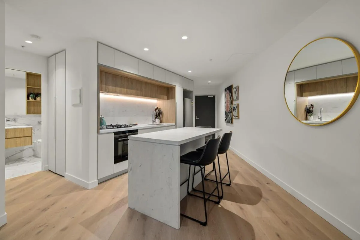 Elegant 2 Bed CBD Heated Pool Gym Sauna Balcony — 3