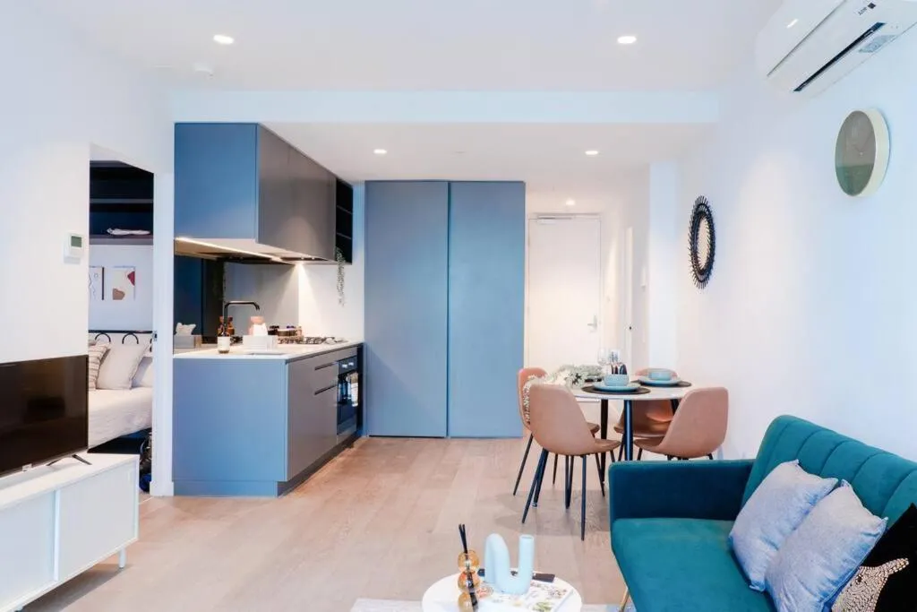 Elegant High Rise 2 Bed Apt near Melb CBD RMIT