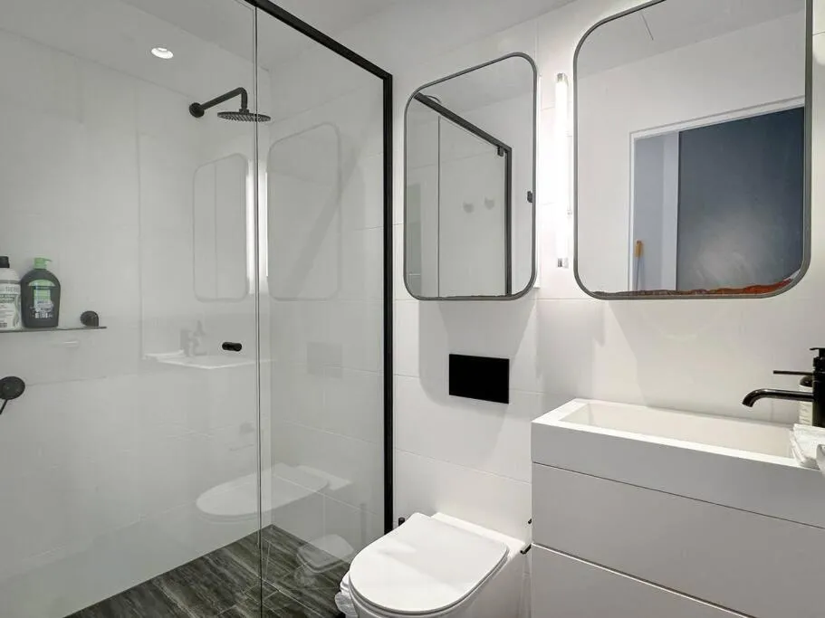 Elegant High Rise 2 Bed Apt near Melb CBD RMIT — 3