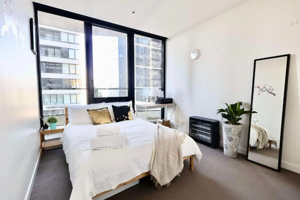 Entire 1 BR Southbank Apartment – Gym Pool Sauna 1 step to Crown Casino