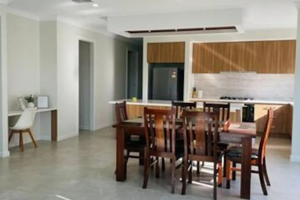 Entire 4 Bedroom Brand New Home In Melton South ! — 4