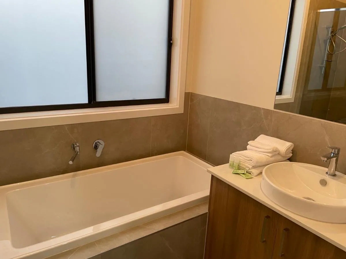 Entire 4 Bedroom Brand New Home In Melton South ! — 3