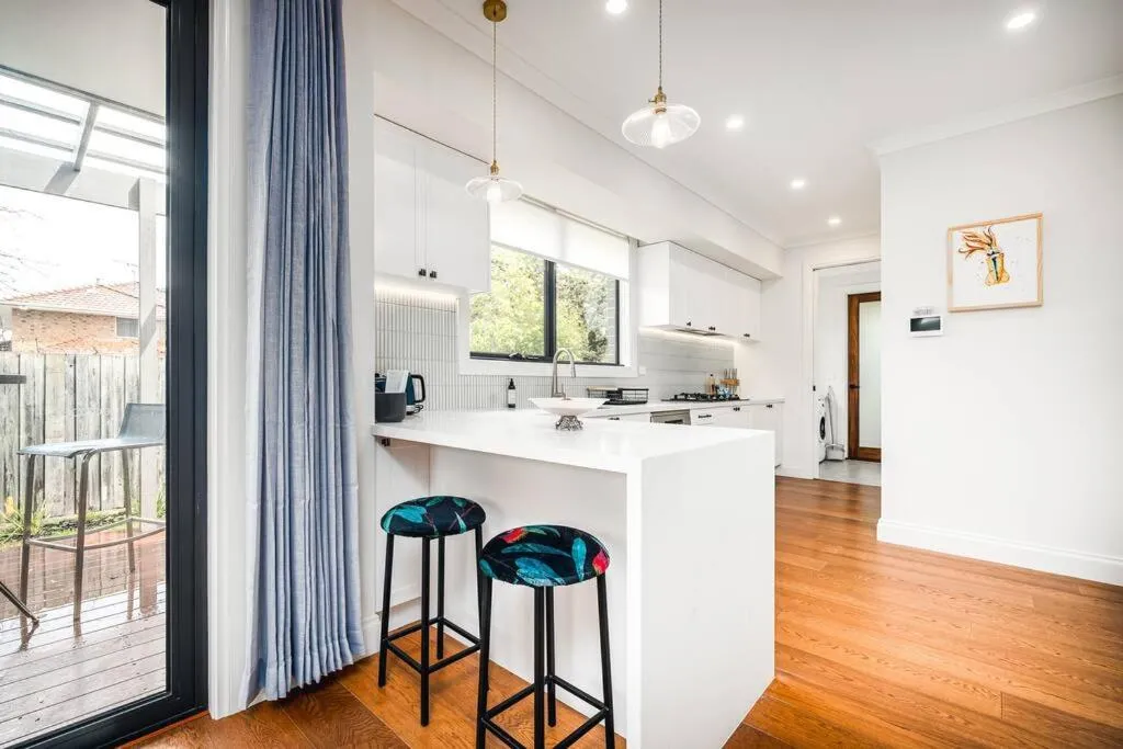 Family Fairyland 4 BRM 3 BATH near Chadstone SC — 4