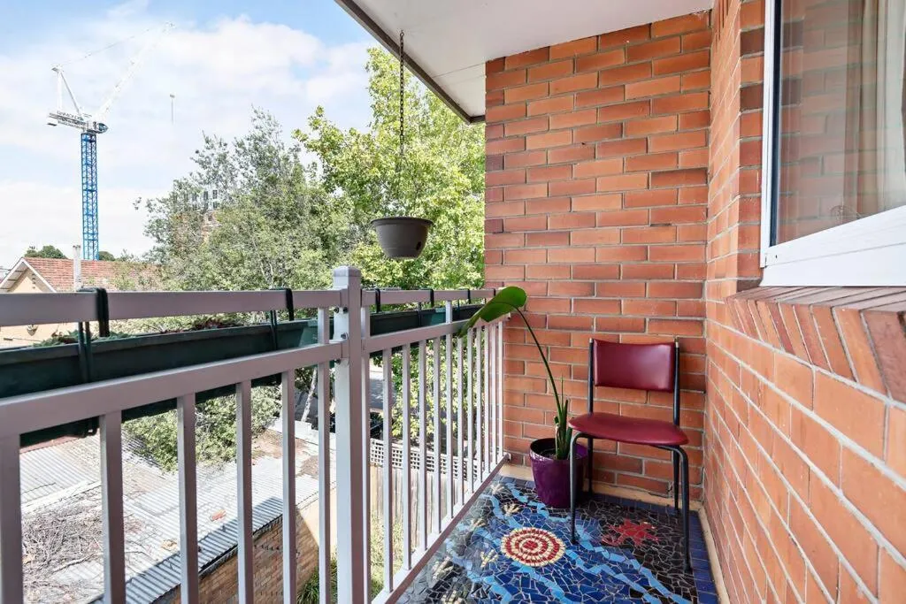 Fitzroy meets Clifton Hill at this Cosy Retreat — 4