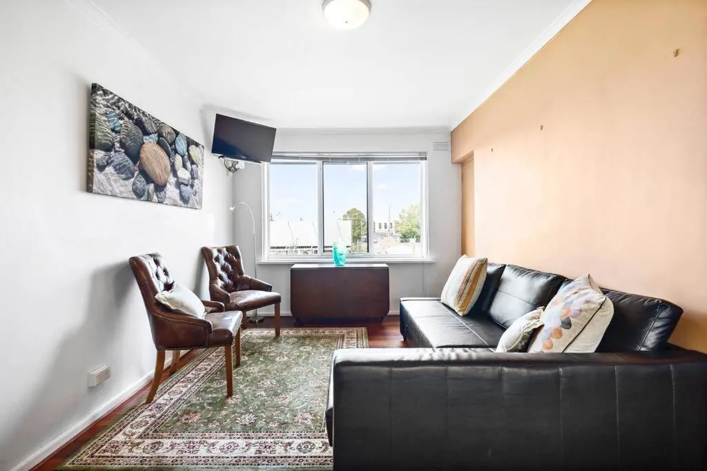 Fitzroy meets Clifton Hill at this Cosy Retreat — 3