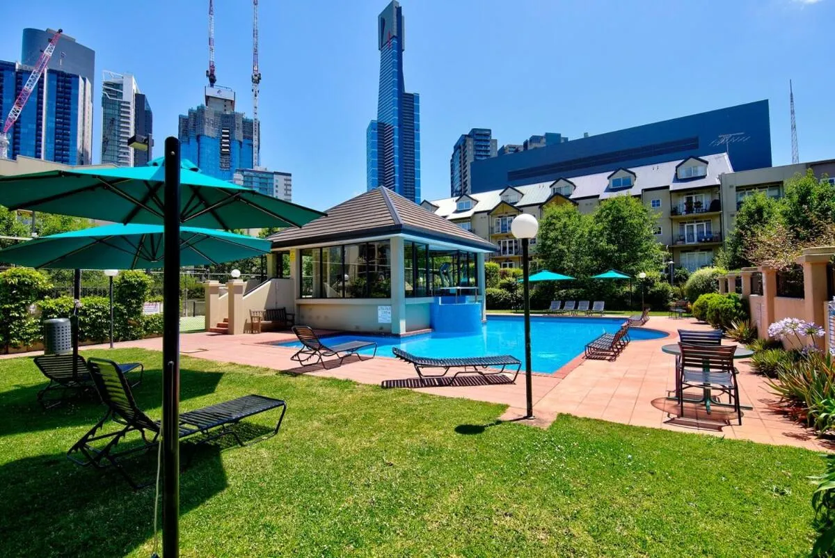 Garden oasis 3 bedroom apt — 4