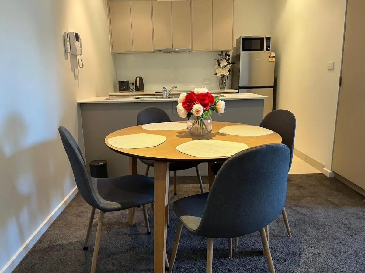 Glen Waverley Modern Apt near Syndal Station — 4