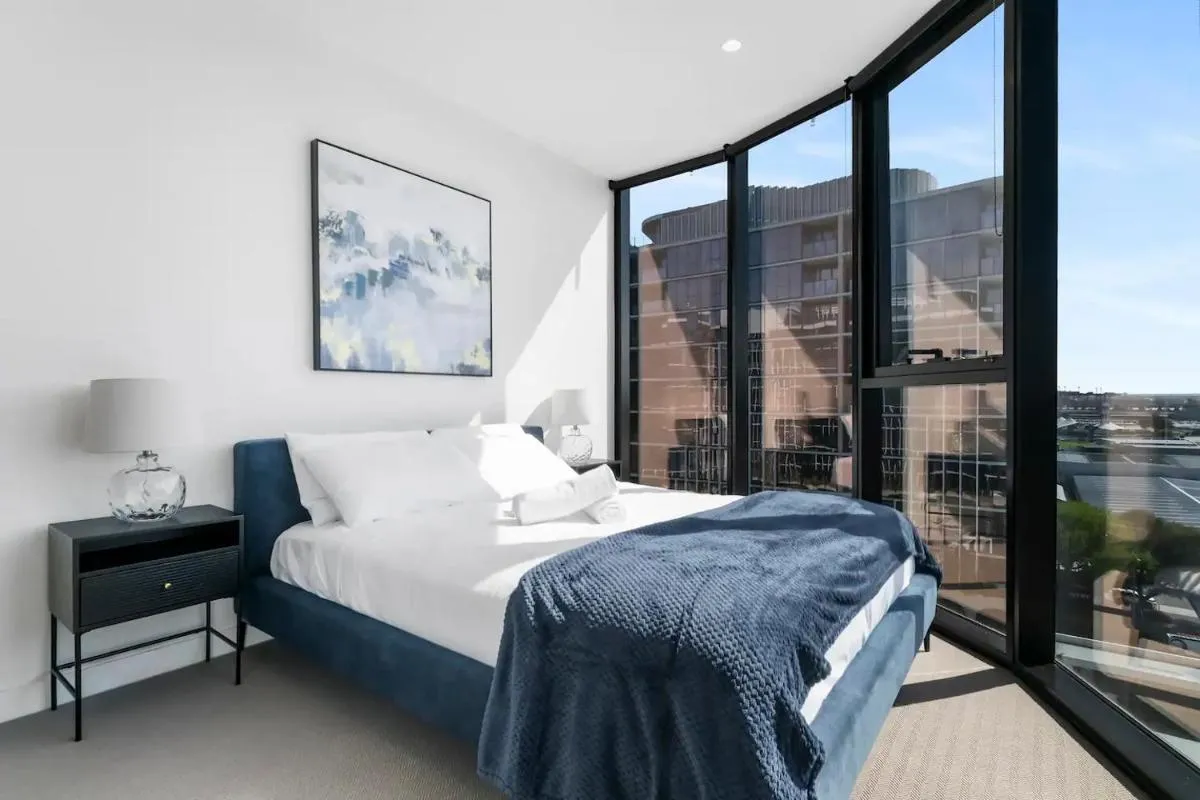 Gorgeous 3BR Apt w Stunning Bay Views and 2 Car Park — 2