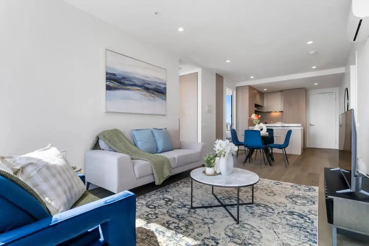 Gorgeous 3BR Apt w Stunning Bay Views and 2 Car Park — 4