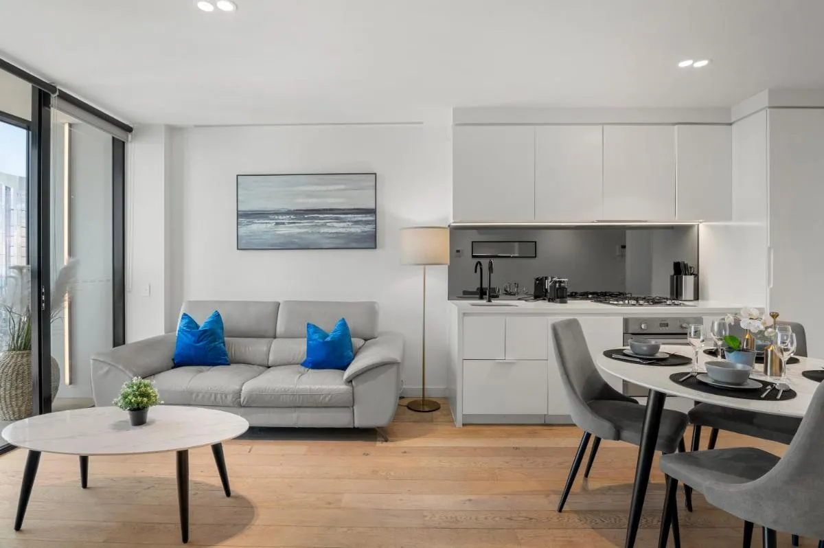 Gorgeous City Views 59th Floor 2BR with Pool & Gym — 5