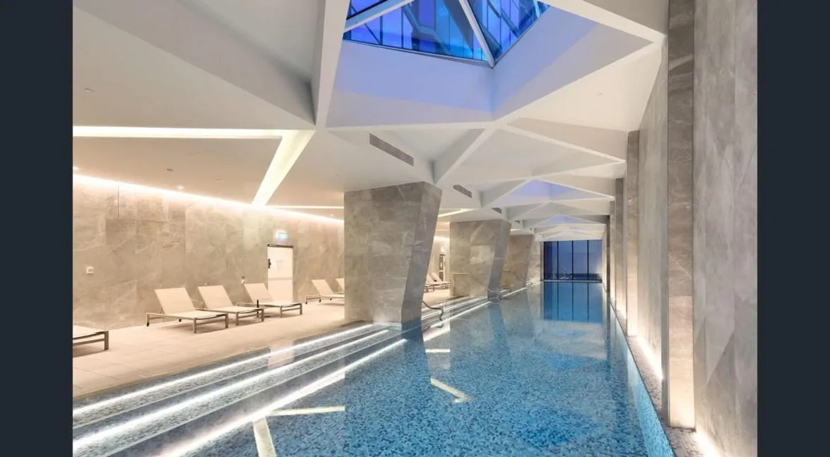 Gorgeous City Views 59th Floor 2BR with Pool & Gym — 4
