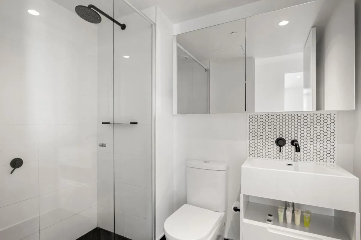 Gorgeous City Views 59th Floor 2BR with Pool & Gym — 3