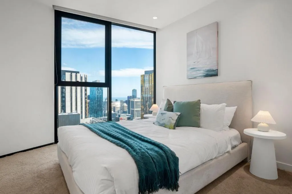 Gorgeous City Views 59th Floor 2BR with Pool & Gym