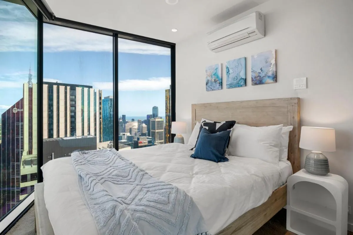Gorgeous City Views 59th Floor 2BR with Pool & Gym — 2