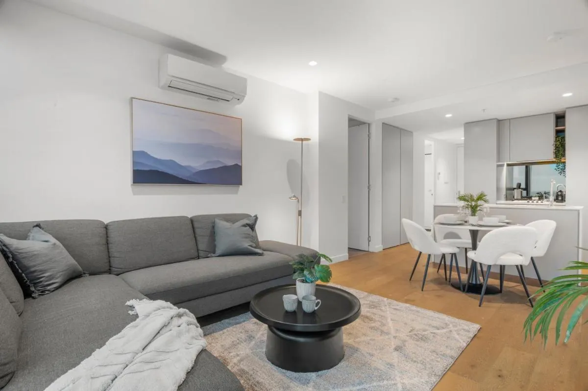 Gorgeous City Views 70th Floor 3BR Apartment with Pool and Gym — 2