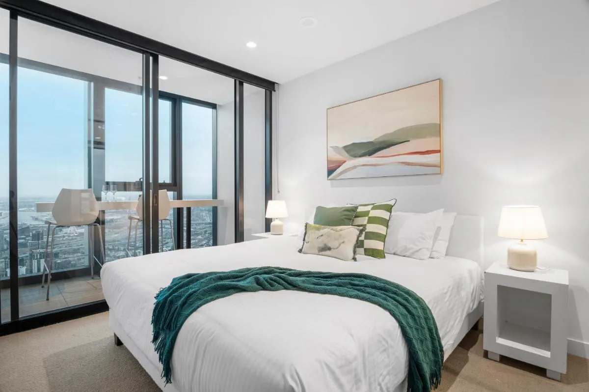 Gorgeous City Views 70th Floor 3BR Apartment with Pool and Gym — 4