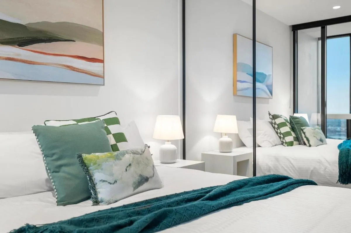 Gorgeous City Views 70th Floor 3BR Apartment with Pool and Gym — 5