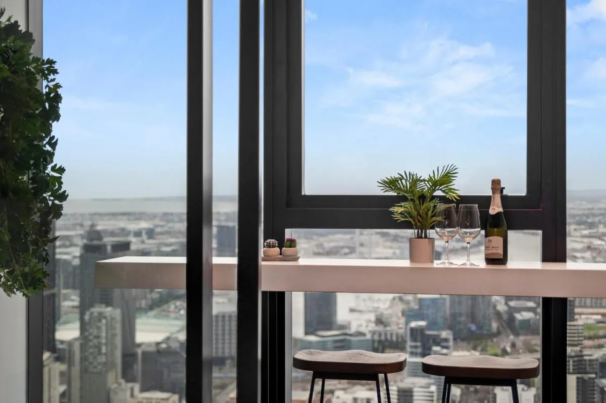 Gorgeous City Views 71st Floor 3BR Apartment with Pool and Gym — 5
