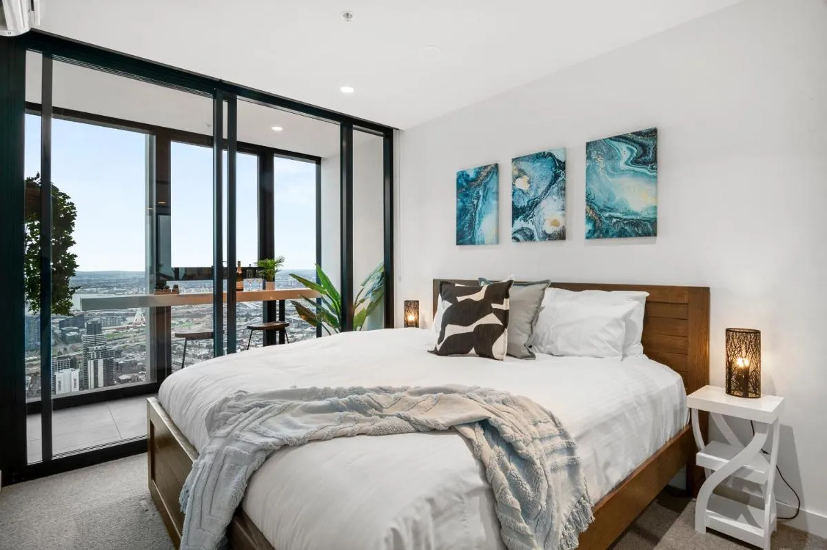 Gorgeous City Views 71st Floor 3BR Apartment with Pool and Gym — 4