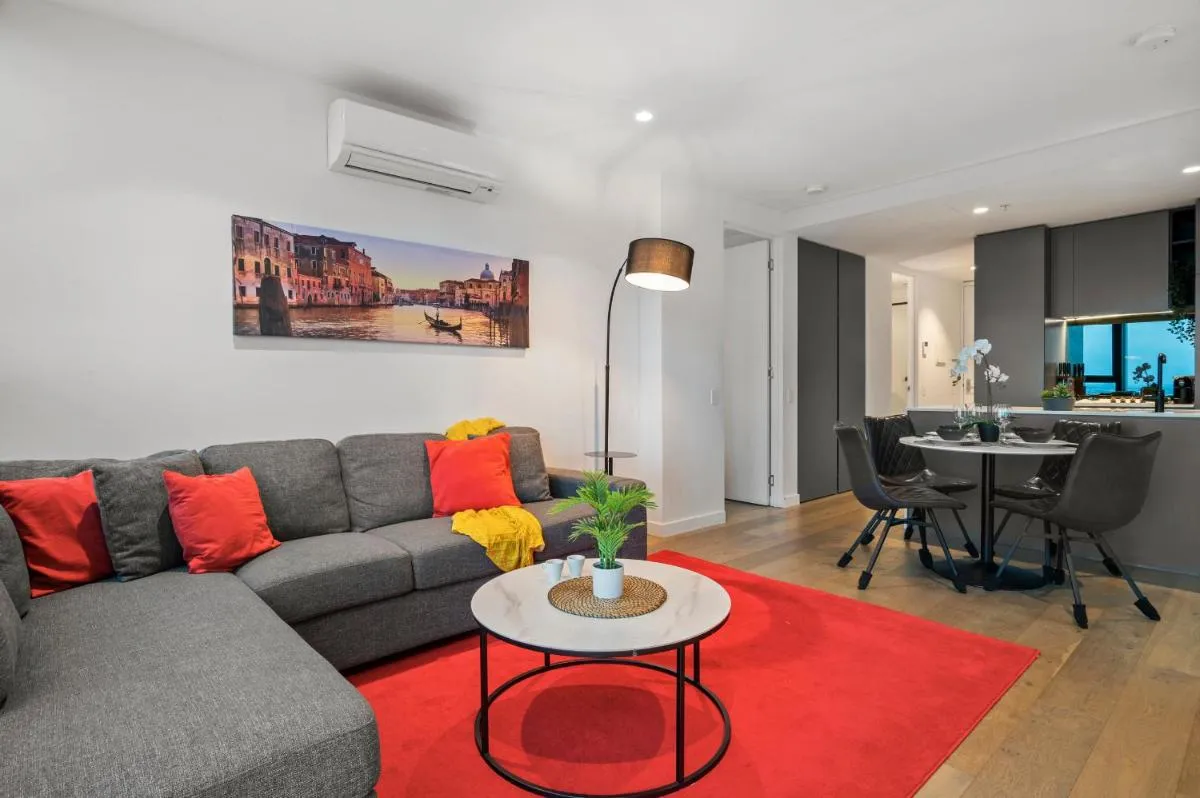 Gorgeous City Views 71st Floor 3BR Apartment with Pool and Gym — 2