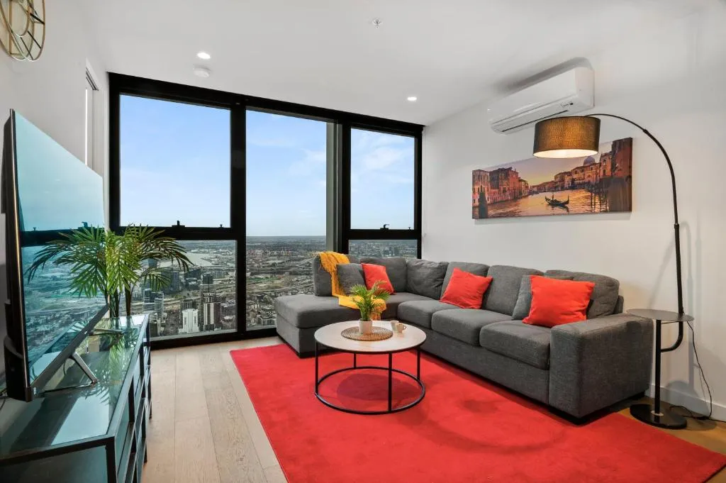 Gorgeous City Views 71st Floor 3BR Apartment with Pool and Gym