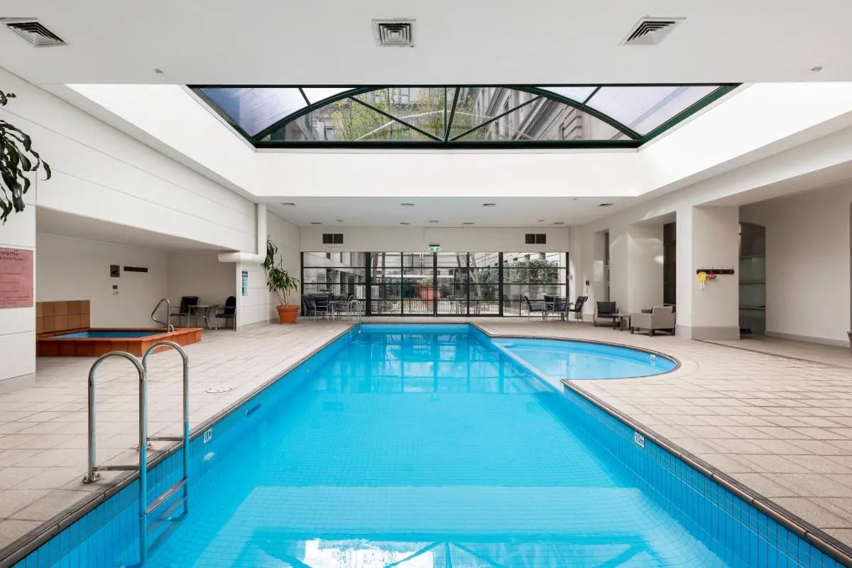 Grand Resort Apartment w Pool, Car Park on Spencer — 4