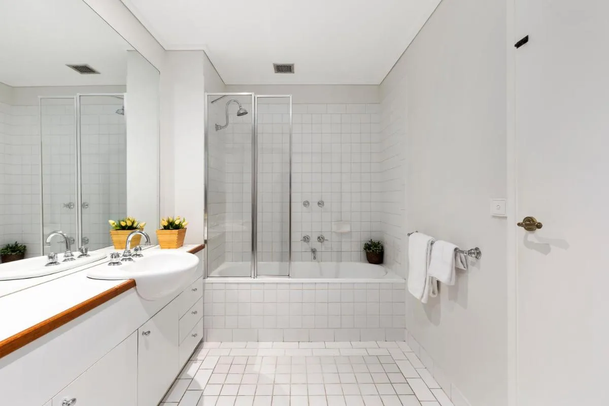 Grand Resort Apartment w Pool, Car Park on Spencer — 3