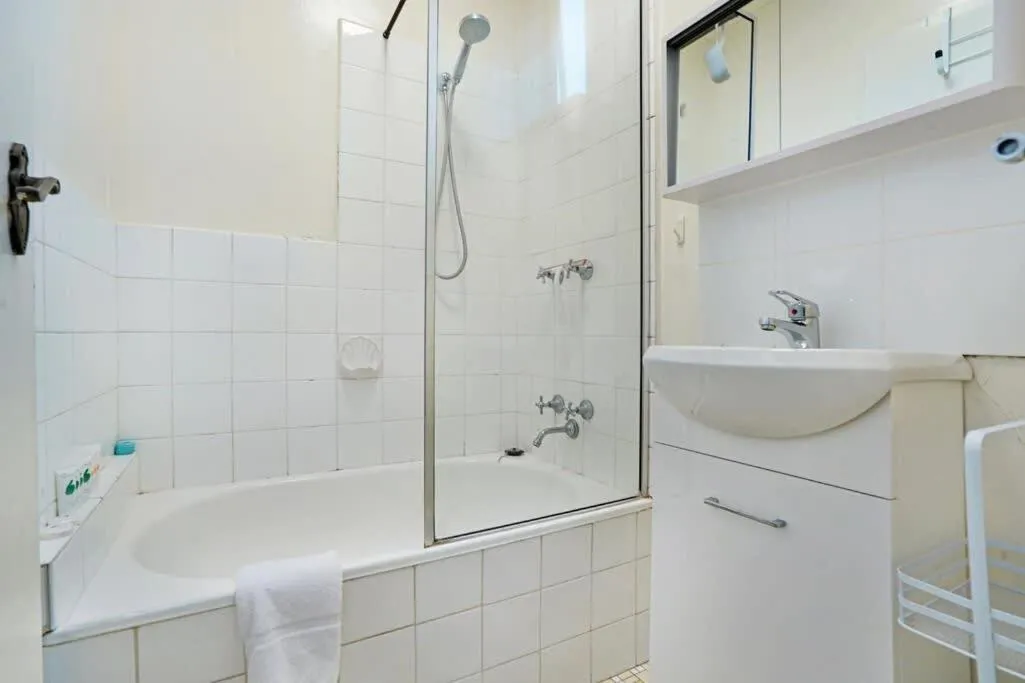 Great Things Come in Small Packages – Fitzroy Apt — 3