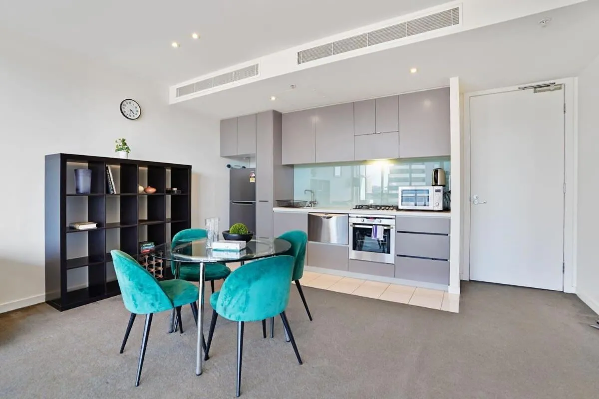 Grosvenor on Queens Luxury Melbourne CBD Apt — 4