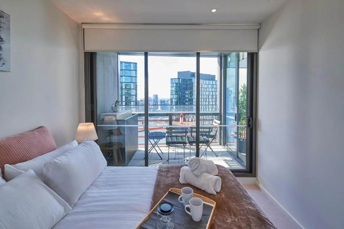 High Rise on Collins with Free Parking Pool Gym — 2