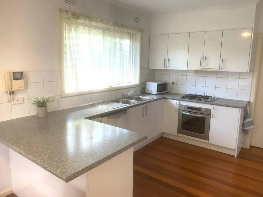 Ideal accommodation in Glen Waverley — 4