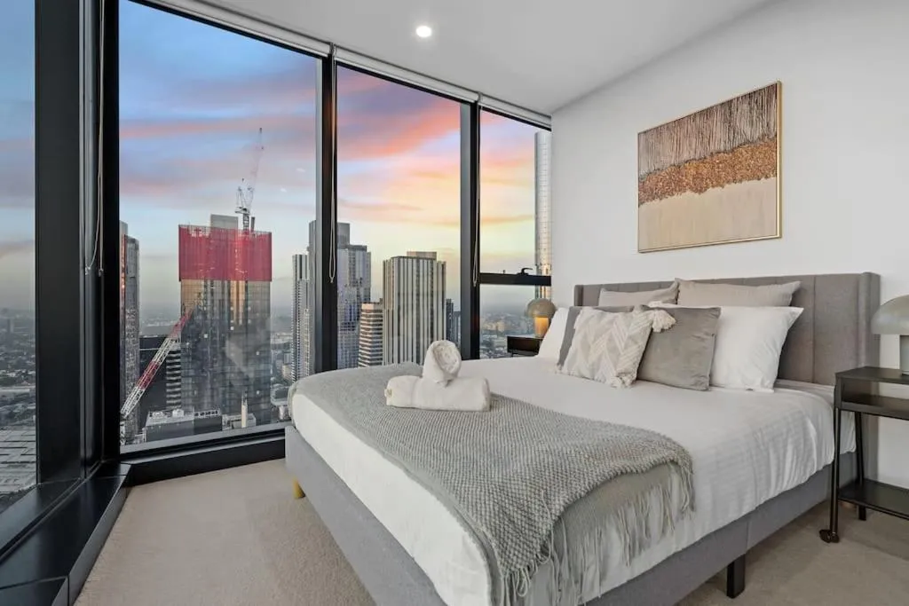 Impressive Skyline 2B2B1C in Mel Central — 2