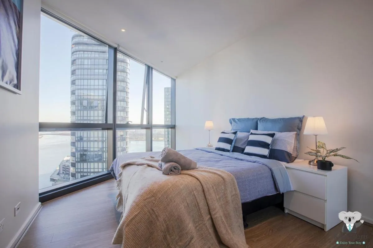 KOZYGURU DOCKLANDS HIGH LEVEL WATERVIEW 1BED POOL VDO883-2009 — 2