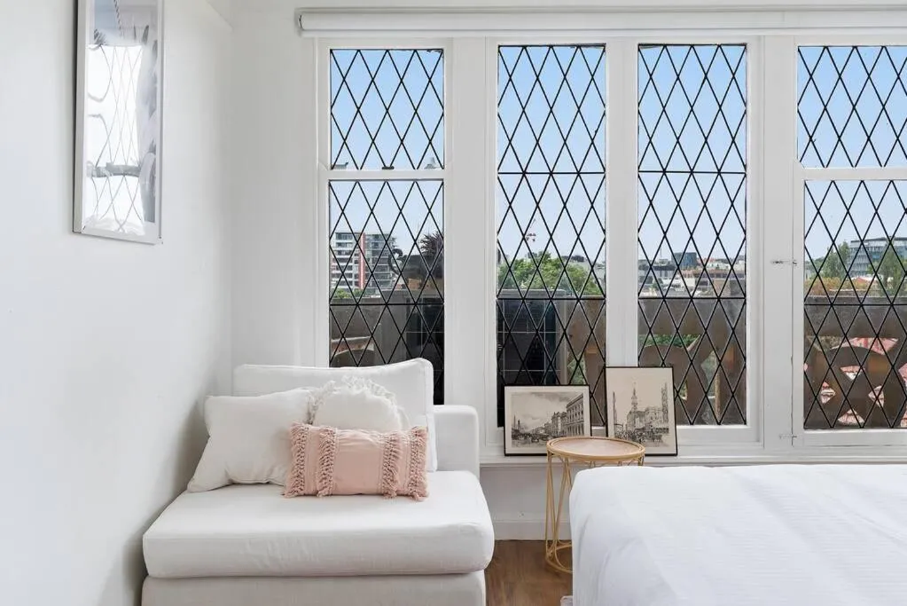 Large 1 Bdrm Light Filled with City Views, South Yarra — 2