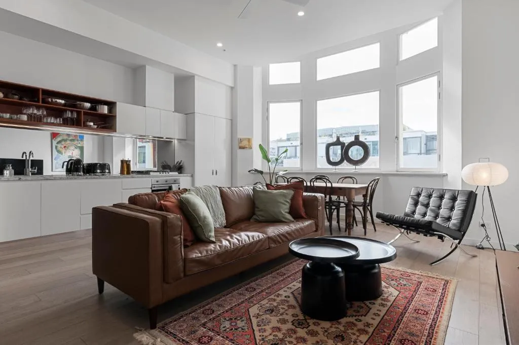 Light-filled Artistic Getaway – Smith St