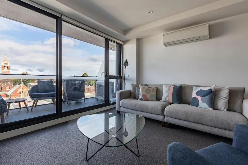 Light-filled Stylish Living in Diverse Hawthorn