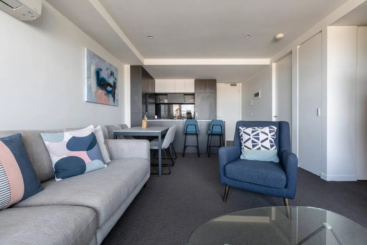 Light-filled Stylish Living in Diverse Hawthorn — 4