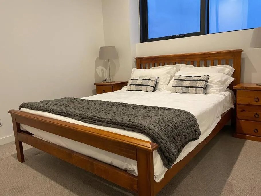 Lovely 1BD condo with free parking city view