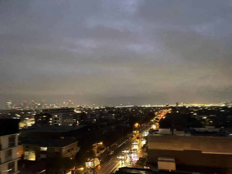 Lovely 1BD condo with free parking city view — 3